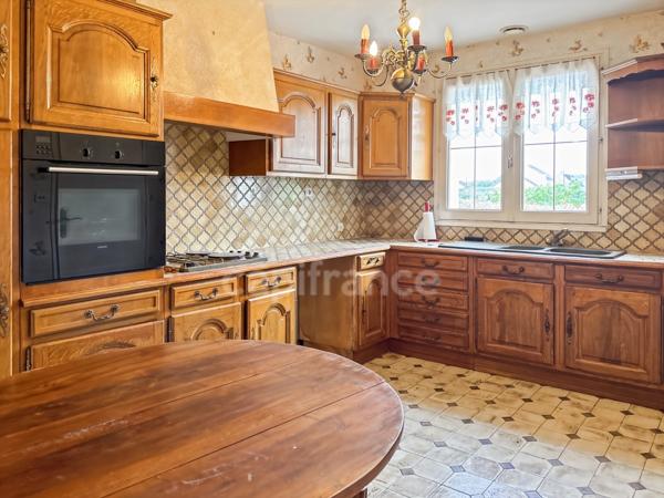 Maison à vendre vieux bourg ALLONNES (72) maison sur sous sol 3 chambres