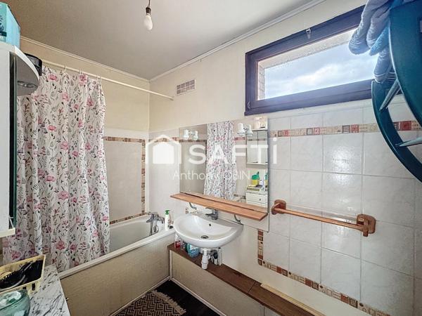 Maison semi individuelle, 3 chambres, 1 bureau, garage, jardin