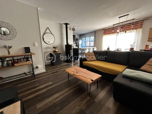 Découvrez un appartement lumineux niché proche du centre-ville de Saint-Affrique qui allie confort et accessibilité urbaine. Ce bien de 66 m² offre un cadre de vie paisible, idéal pour qui souhaite profiter du calme en milieu urbain.

Avec ses 3 pièces parfaitement agencées dont 2 chambres, ce logement de caractère situé au 1er étage d’un immeuble de 1971 est entièrement refait à neuf. Son séjour spacieux et sa cuisine moderne profitent d’une excellente isolation grâce à son vitrage double. La salle d’eau bien équipée et les WC séparés apportent une fonctionnalité supplémentaire.

Bénéficiez de 3 espaces de stationnement, idéal pour les familles. Garages, caves et local assurent des espaces de rangement additionnel. L’interphone assure votre sécurité et la climatisation + poêle à granulés individuelle garantissent un confort optimal toute l’année.

À proximité immédiate des commerces, écoles et services, cet appartement est aussi bien desservi par les lignes de transport en commun. Profitez d'une taxe foncière avantageuse à 1300 €.

Pour une visite, contactez VIDAL NATACHA. Ne manquez pas cette occasion rare dans un quartier prisé !