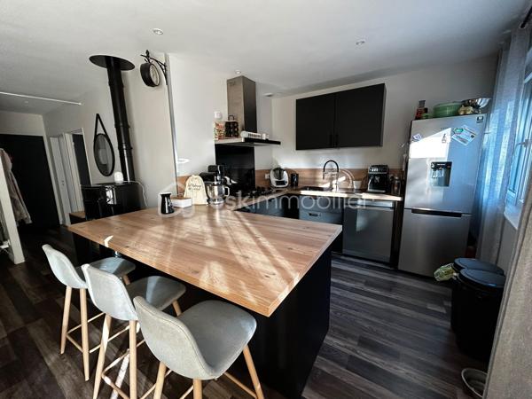 Découvrez un appartement lumineux niché proche du centre-ville de Saint-Affrique qui allie confort et accessibilité urbaine. Ce bien de 66 m² offre un cadre de vie paisible, idéal pour qui souhaite profiter du calme en milieu urbain.

Avec ses 3 pièces parfaitement agencées dont 2 chambres, ce logement de caractère situé au 1er étage d’un immeuble de 1971 est entièrement refait à neuf. Son séjour spacieux et sa cuisine moderne profitent d’une excellente isolation grâce à son vitrage double. La salle d’eau bien équipée et les WC séparés apportent une fonctionnalité supplémentaire.

Bénéficiez de 3 espaces de stationnement, idéal pour les familles. Garages, caves et local assurent des espaces de rangement additionnel. L’interphone assure votre sécurité et la climatisation + poêle à granulés individuelle garantissent un confort optimal toute l’année.

À proximité immédiate des commerces, écoles et services, cet appartement est aussi bien desservi par les lignes de transport en commun. Profitez d'une taxe foncière avantageuse à 1300 €.

Pour une visite, contactez VIDAL NATACHA. Ne manquez pas cette occasion rare dans un quartier prisé !