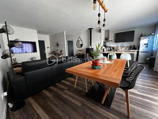 Découvrez un appartement lumineux niché proche du centre-ville de Saint-Affrique qui allie confort et accessibilité urbaine. Ce bien de 66 m² offre un cadre de vie paisible, idéal pour qui souhaite profiter du calme en milieu urbain.

Avec ses 3 pièces parfaitement agencées dont 2 chambres, ce logement de caractère situé au 1er étage d’un immeuble de 1971 est entièrement refait à neuf. Son séjour spacieux et sa cuisine moderne profitent d’une excellente isolation grâce à son vitrage double. La salle d’eau bien équipée et les WC séparés apportent une fonctionnalité supplémentaire.

Bénéficiez de 3 espaces de stationnement, idéal pour les familles. Garages, caves et local assurent des espaces de rangement additionnel. L’interphone assure votre sécurité et la climatisation + poêle à granulés individuelle garantissent un confort optimal toute l’année.

À proximité immédiate des commerces, écoles et services, cet appartement est aussi bien desservi par les lignes de transport en commun. Profitez d'une taxe foncière avantageuse à 1300 €.

Pour une visite, contactez VIDAL NATACHA. Ne manquez pas cette occasion rare dans un quartier prisé !