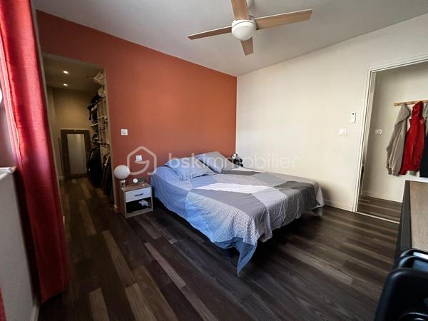 Découvrez un appartement lumineux niché proche du centre-ville de Saint-Affrique qui allie confort et accessibilité urbaine. Ce bien de 66 m² offre un cadre de vie paisible, idéal pour qui souhaite profiter du calme en milieu urbain.

Avec ses 3 pièces parfaitement agencées dont 2 chambres, ce logement de caractère situé au 1er étage d’un immeuble de 1971 est entièrement refait à neuf. Son séjour spacieux et sa cuisine moderne profitent d’une excellente isolation grâce à son vitrage double. La salle d’eau bien équipée et les WC séparés apportent une fonctionnalité supplémentaire.

Bénéficiez de 3 espaces de stationnement, idéal pour les familles. Garages, caves et local assurent des espaces de rangement additionnel. L’interphone assure votre sécurité et la climatisation + poêle à granulés individuelle garantissent un confort optimal toute l’année.

À proximité immédiate des commerces, écoles et services, cet appartement est aussi bien desservi par les lignes de transport en commun. Profitez d'une taxe foncière avantageuse à 1300 €.

Pour une visite, contactez VIDAL NATACHA. Ne manquez pas cette occasion rare dans un quartier prisé !