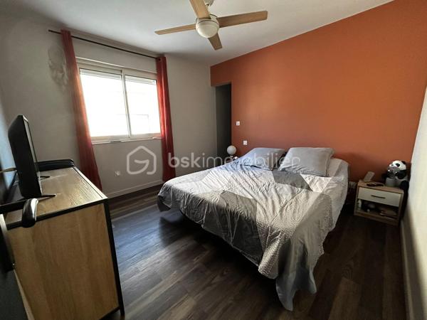 Découvrez un appartement lumineux niché proche du centre-ville de Saint-Affrique qui allie confort et accessibilité urbaine. Ce bien de 66 m² offre un cadre de vie paisible, idéal pour qui souhaite profiter du calme en milieu urbain.

Avec ses 3 pièces parfaitement agencées dont 2 chambres, ce logement de caractère situé au 1er étage d’un immeuble de 1971 est entièrement refait à neuf. Son séjour spacieux et sa cuisine moderne profitent d’une excellente isolation grâce à son vitrage double. La salle d’eau bien équipée et les WC séparés apportent une fonctionnalité supplémentaire.

Bénéficiez de 3 espaces de stationnement, idéal pour les familles. Garages, caves et local assurent des espaces de rangement additionnel. L’interphone assure votre sécurité et la climatisation + poêle à granulés individuelle garantissent un confort optimal toute l’année.

À proximité immédiate des commerces, écoles et services, cet appartement est aussi bien desservi par les lignes de transport en commun. Profitez d'une taxe foncière avantageuse à 1300 €.

Pour une visite, contactez VIDAL NATACHA. Ne manquez pas cette occasion rare dans un quartier prisé !