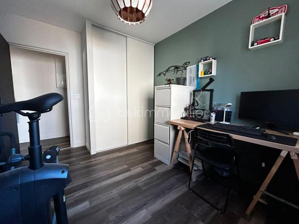 Découvrez un appartement lumineux niché proche du centre-ville de Saint-Affrique qui allie confort et accessibilité urbaine. Ce bien de 66 m² offre un cadre de vie paisible, idéal pour qui souhaite profiter du calme en milieu urbain.

Avec ses 3 pièces parfaitement agencées dont 2 chambres, ce logement de caractère situé au 1er étage d’un immeuble de 1971 est entièrement refait à neuf. Son séjour spacieux et sa cuisine moderne profitent d’une excellente isolation grâce à son vitrage double. La salle d’eau bien équipée et les WC séparés apportent une fonctionnalité supplémentaire.

Bénéficiez de 3 espaces de stationnement, idéal pour les familles. Garages, caves et local assurent des espaces de rangement additionnel. L’interphone assure votre sécurité et la climatisation + poêle à granulés individuelle garantissent un confort optimal toute l’année.

À proximité immédiate des commerces, écoles et services, cet appartement est aussi bien desservi par les lignes de transport en commun. Profitez d'une taxe foncière avantageuse à 1300 €.

Pour une visite, contactez VIDAL NATACHA. Ne manquez pas cette occasion rare dans un quartier prisé !