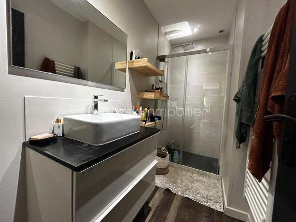 Découvrez un appartement lumineux niché proche du centre-ville de Saint-Affrique qui allie confort et accessibilité urbaine. Ce bien de 66 m² offre un cadre de vie paisible, idéal pour qui souhaite profiter du calme en milieu urbain.

Avec ses 3 pièces parfaitement agencées dont 2 chambres, ce logement de caractère situé au 1er étage d’un immeuble de 1971 est entièrement refait à neuf. Son séjour spacieux et sa cuisine moderne profitent d’une excellente isolation grâce à son vitrage double. La salle d’eau bien équipée et les WC séparés apportent une fonctionnalité supplémentaire.

Bénéficiez de 3 espaces de stationnement, idéal pour les familles. Garages, caves et local assurent des espaces de rangement additionnel. L’interphone assure votre sécurité et la climatisation + poêle à granulés individuelle garantissent un confort optimal toute l’année.

À proximité immédiate des commerces, écoles et services, cet appartement est aussi bien desservi par les lignes de transport en commun. Profitez d'une taxe foncière avantageuse à 1300 €.

Pour une visite, contactez VIDAL NATACHA. Ne manquez pas cette occasion rare dans un quartier prisé !