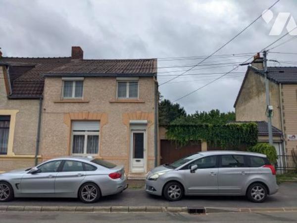 Maison à conforter avec séjour double, cuisine, 3 chb, sdb wc, double garage et jardin