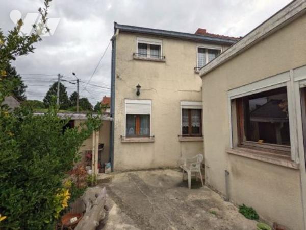 Maison à conforter avec séjour double, cuisine, 3 chb, sdb wc, double garage et jardin