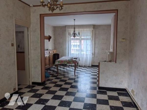 Maison à conforter avec séjour double, cuisine, 3 chb, sdb wc, double garage et jardin