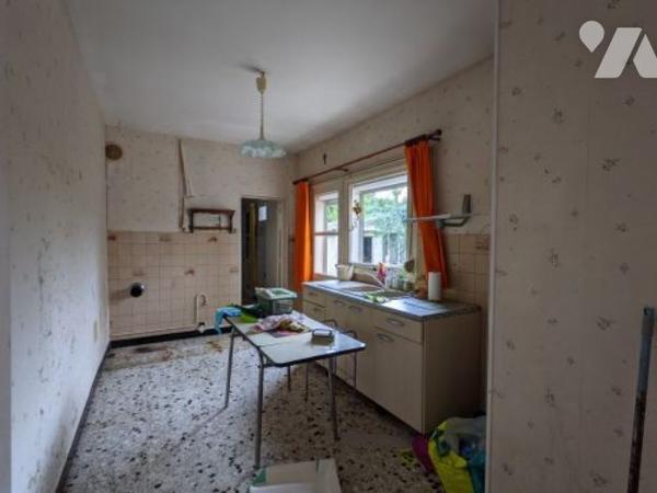 Maison à conforter avec séjour double, cuisine, 3 chb, sdb wc, double garage et jardin