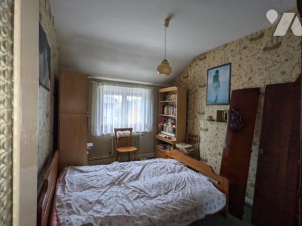 Maison à conforter avec séjour double, cuisine, 3 chb, sdb wc, double garage et jardin