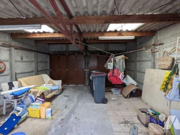 Maison à conforter avec séjour double, cuisine, 3 chb, sdb wc, double garage et jardin