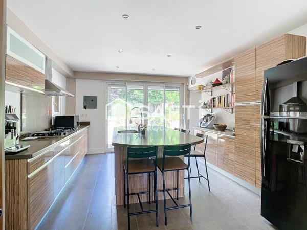 Villa avec piscine, dépendance, commodités à 2 pas