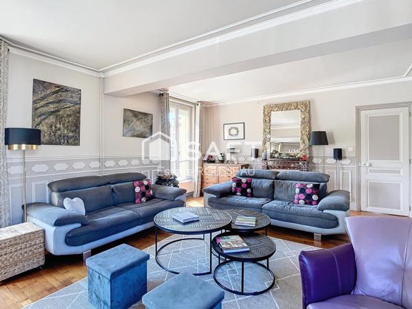 Villa avec piscine, dépendance, commodités à 2 pas