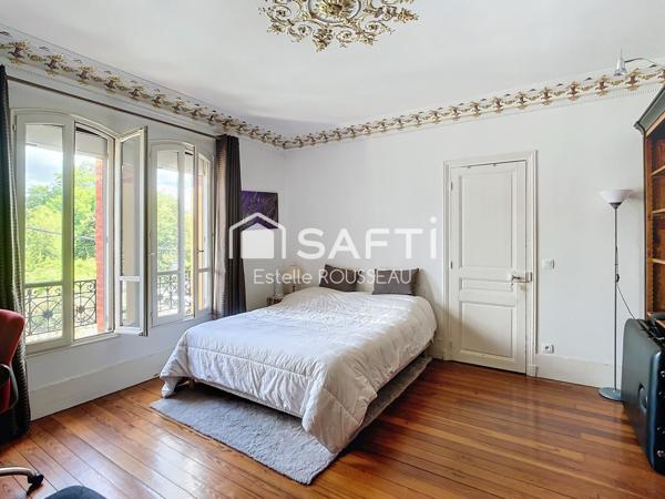 Villa avec piscine, dépendance, commodités à 2 pas