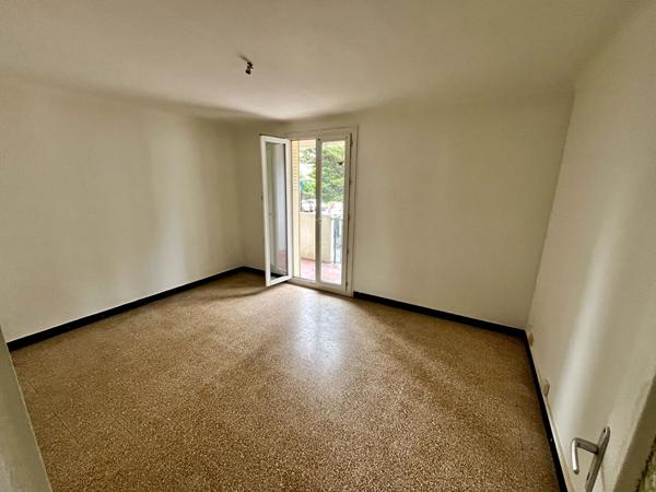 Appartement 3 pièces 51.57 m2 traversant parking et cave!