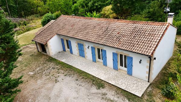 Maison à quelques kilomètres à l'ouest de Bergerac sur 4860 m² de terrain avec piscine