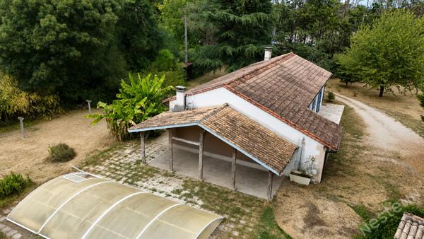 Maison à quelques kilomètres à l'ouest de Bergerac sur 4860 m² de terrain avec piscine