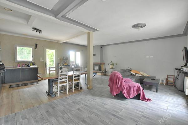 Maison à quelques kilomètres à l'ouest de Bergerac sur 4860 m² de terrain avec piscine