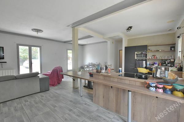 Maison à quelques kilomètres à l'ouest de Bergerac sur 4860 m² de terrain avec piscine