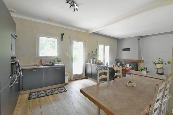 Maison à quelques kilomètres à l'ouest de Bergerac sur 4860 m² de terrain avec piscine