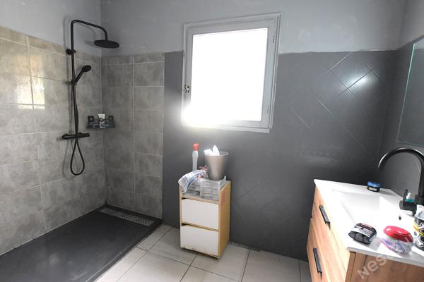 Maison à quelques kilomètres à l'ouest de Bergerac sur 4860 m² de terrain avec piscine