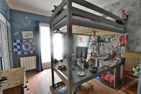 Maison à quelques kilomètres à l'ouest de Bergerac sur 4860 m² de terrain avec piscine