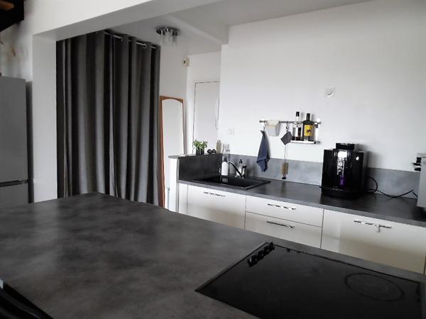 DUPLEX NON MEUBLÉ AVEC BALCON ET GARAGE, PROCHE CENTRE VILLE