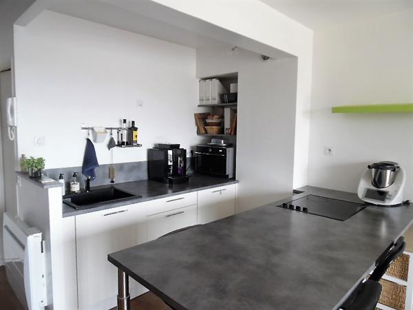 DUPLEX NON MEUBLÉ AVEC BALCON ET GARAGE, PROCHE CENTRE VILLE