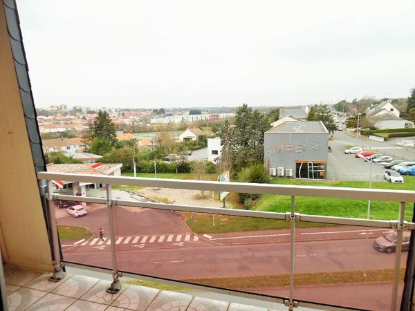 DUPLEX NON MEUBLÉ AVEC BALCON ET GARAGE, PROCHE CENTRE VILLE