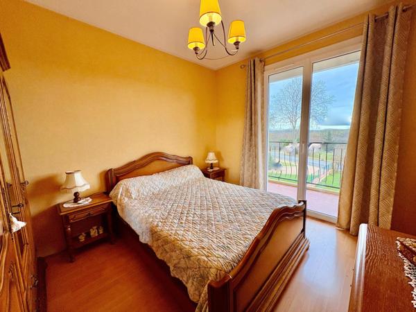 Maison 103 m2 - Véranda 33 m2 - 3 chambres - garage et atelier 60 m2 - terrain 420 m2