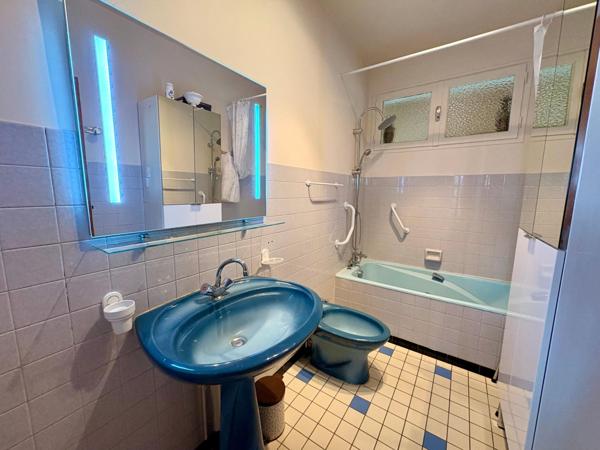 Maison 103 m2 - Véranda 33 m2 - 3 chambres - garage et atelier 60 m2 - terrain 420 m2