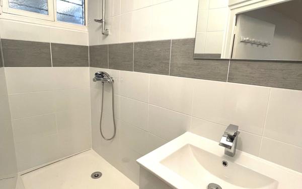 Immeuble à vendre    8 pièces •  Saint-Bonnet-le-Château