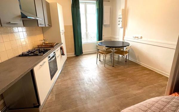 Immeuble à vendre    8 pièces •  Saint-Bonnet-le-Château