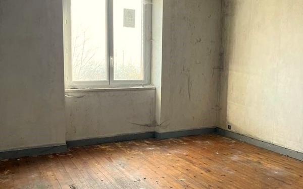 Immeuble à vendre    8 pièces •  Saint-Bonnet-le-Château