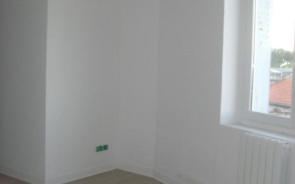 Immeuble à vendre    8 pièces •  Saint-Bonnet-le-Château