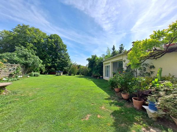 Charmante maison de village avec maison d'amis et jardin