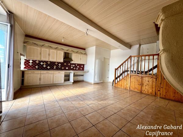 LA REOLE CENTRE VILLE - Maison en pierres avec balcon