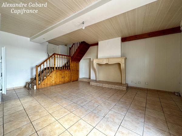 LA REOLE CENTRE VILLE - Maison en pierres avec balcon