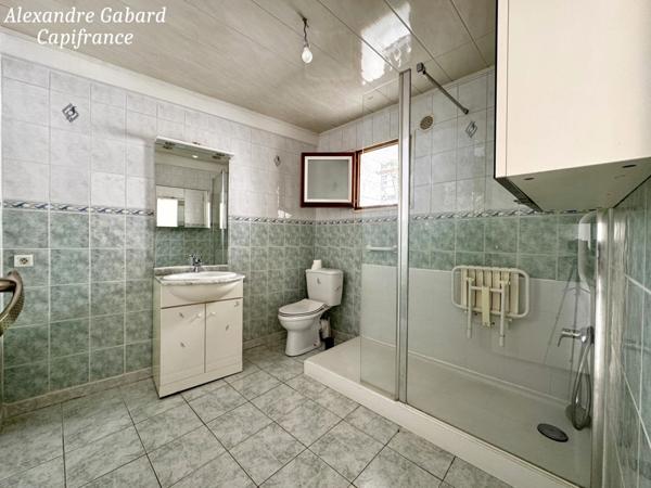 LA REOLE CENTRE VILLE - Maison en pierres avec balcon