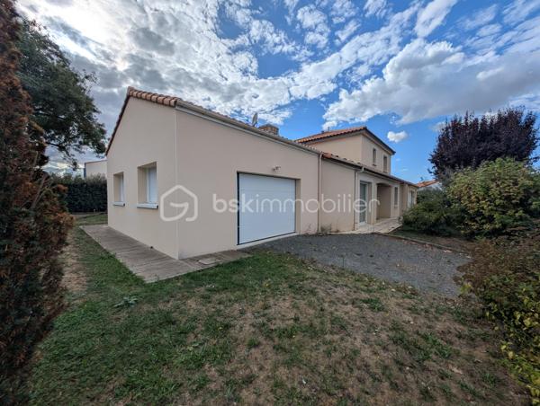 Maison familiale avec piscine en plein cœur du bourg de Saint-Julien-de-Concelles

Idéalement située en plein centre-bourg de Saint-Julien-de-Concelles, cette maison de 1995 offre un cadre de vie particulièrement agréable, à proximité immédiate des commerces et services.

Implantée sur un grand jardin clos, sans vis-à-vis et sans mitoyenneté, elle bénéficie de beaux volumes et de nombreux espaces annexes.

Les peintures ont été entièrement refaites en septembre 2026, permettant une installation sans travaux de décoration à prévoir.

Au rez-de-chaussée

- Grande pièce de vie très lumineuse à double exposition dont Sud avec belle hauteur sous plafond
- Cuisine ouverte aménagée et équipée
- Conduit existant pour l’installation d’un poêle ou d’une cheminée
- Une chambre
- Une salle d’eau
- WC indépendant
- Arrière-cuisine
- Garage carrelé avec mezzanine, porte de garage sectionnelle motorisée
- Store banne électrique

À l’étage

- Trois chambres avec placards
- Salle de bains avec baignoire d'angle
- WC indépendant

Les extérieurs et annexes

- Grand jardin clos, sans vis-à-vis
- Piscine
- Grand garage supplémentaire aménagé, pouvant être utilisé comme second garage ou évoluer en studio
- Annexe avec douche en exterieur
- Véritable cave enterrée

Équipements

- Chauffage au gaz de ville
- Volets roulants électriques
- Tout-à-l’égout
- Peintures refaites en septembre 2026

Une maison idéalement située au cœur du bourg, indépendante et sans vis-à-vis, offrant de beaux volumes ainsi que de nombreuses possibilités d'aménagement.
