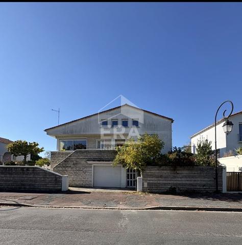 Saintes - Face aux Arènes