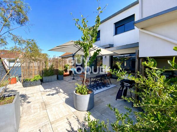 Plessis-Tison – Élégante maison contemporaine avec terrasse paysagée de 50 m² et dépendance