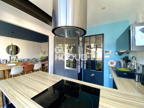 Plessis-Tison – Élégante maison contemporaine avec terrasse paysagée de 50 m² et dépendance