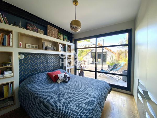 Plessis-Tison – Élégante maison contemporaine avec terrasse paysagée de 50 m² et dépendance