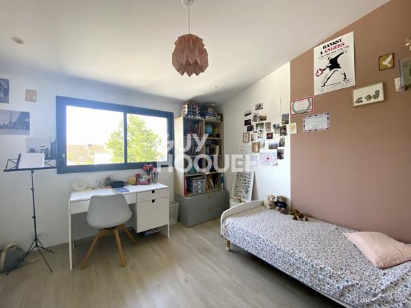 Plessis-Tison – Élégante maison contemporaine avec terrasse paysagée de 50 m² et dépendance