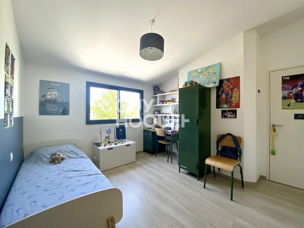 Plessis-Tison – Élégante maison contemporaine avec terrasse paysagée de 50 m² et dépendance