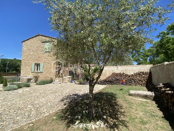 🏡 NOUVEAU - EN EXCLUSIVITÉ
À Apt en Luberon (84400) - Une maison récente au charme authentique de la Provence

Aux portes du Luberon, à proximité immédiate de la piste cyclable et de toutes les commodités (écoles, collège, lycée, commerces, supermarchés, services…), découvrez cette élégante maison mitoyenne construite en 2010, offrant le charme intemporel de la pierre et le confort d'une construction récente.

Dès votre arrivée, vous serez séduit par son architecture inspirée des bastides provençales, ses magnifiques façades en pierre, ses volets en bois et sa cour pavée, qui lui confèrent un cachet rare sur le marché.

Édifiée sur une parcelle aménagée de 560 m², entièrement clôturée avec portail et portillon, cette maison offre un cadre de vie privilégié où vous profiterez pleinement de la campagne en ville, tout en restant à quelques minutes seulement du centre d'Apt.

La maison en R+1 comprend :
- une entrée,
- un séjour lumineux et convivial,
- une cuisine indépendante,
- 3 chambres à l'étage
- une salle de bains avec WC,
 - une salle d'eau avec WC.

À l'extérieur, les espaces ont été soigneusement aménagés pour profiter pleinement des beaux jours dans une ambiance typiquement provençale.

Un abri voiture ainsi qu'une annexe fermée complètent l'ensemble et offrent un espace de rangement particulièrement appréciable.

Les atouts :

✔ Construction de 2010
✔ Aucun travaux à prévoir
✔ Façades en pierre offrant un charme authentique
✔ Ambiance chaleureuse grâce à l'association de la pierre et du bois
✔ Parcelle de 560 m² entièrement clôturée
✔ Cour pavée et extérieurs aménagés avec soin
✔ 3 chambres
✔ Salle de bains + salle d'eau
✔ Abri voiture et annexe fermée
✔ À proximité immédiate de la piste cyclable
✔ Toutes les commodités accessibles en quelques minutes.

Cette maison séduira les amoureux de la Provence recherchant un bien de caractère, sans les contraintes de rénovation, dans un environnement où nature et commodités se rencontrent.

Une visite suffira pour tomber sous son charme.

Anglais : 

🏡 NEW – EXCLUSIVE LISTING
In Apt, Luberon (84400) - A modern home with the authentic charm of Provence

On the doorstep of the Luberon, just moments from the cycle path and all local amenities (schools, secondary schools, supermarkets, shops and everyday services), discover this elegant semi-detached home, built in 2010, combining the timeless charm of traditional stone architecture with the comfort of a modern property.

From the moment you arrive, you will be captivated by its Provençal bastide-inspired architecture, beautiful natural stone façades, wooden shutters and attractive paved courtyard, all of which give this home a rare and distinctive character.

Set on a beautifully landscaped 560 m² fully enclosed plot with a gated entrance and pedestrian gate, this property offers an exceptional lifestyle where you can enjoy the tranquillity of the countryside while being just a few minutes from the centre of Apt.

The accommodation is arranged over two levels and comprises:

- Entrance hall
- Bright and welcoming living room
- Separate fitted kitchen
- Three bedrooms on the first floor
- Family bathroom with WC
- Shower room with WC

Outside, the carefully landscaped gardens and outdoor living spaces provide the perfect setting to enjoy the Provençal lifestyle throughout the warmer months.

A carport and a secure outbuilding complete the property, providing valuable additional storage space.

Key features :

✔ Built in 2010
✔ No renovation work required
✔ Attractive natural stone façades with authentic Provençal character
✔ Warm and inviting atmosphere created by the combination of stone and timber
✔ Fully enclosed 560 m² plot
✔ Beautiful paved courtyard and landscaped gardens
✔ Three bedrooms
✔ Bathroom and separate shower room
✔ Carport and secure outbuilding
✔ Immediate access to the cycle path
✔ All amenities just a few minutes away

This delightful home is ideal for those seeking the authentic charm of Provence without the inconvenience of renovation, in a peaceful setting where nature and everyday convenience come together perfectly.

One viewing is all it takes to fall in love with this beautiful Provençal home.