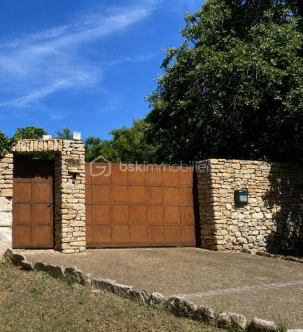 🏡 NOUVEAU - EN EXCLUSIVITÉ
À Apt en Luberon (84400) - Une maison récente au charme authentique de la Provence

Aux portes du Luberon, à proximité immédiate de la piste cyclable et de toutes les commodités (écoles, collège, lycée, commerces, supermarchés, services…), découvrez cette élégante maison mitoyenne construite en 2010, offrant le charme intemporel de la pierre et le confort d'une construction récente.

Dès votre arrivée, vous serez séduit par son architecture inspirée des bastides provençales, ses magnifiques façades en pierre, ses volets en bois et sa cour pavée, qui lui confèrent un cachet rare sur le marché.

Édifiée sur une parcelle aménagée de 560 m², entièrement clôturée avec portail et portillon, cette maison offre un cadre de vie privilégié où vous profiterez pleinement de la campagne en ville, tout en restant à quelques minutes seulement du centre d'Apt.

La maison en R+1 comprend :
- une entrée,
- un séjour lumineux et convivial,
- une cuisine indépendante,
- 3 chambres à l'étage
- une salle de bains avec WC,
 - une salle d'eau avec WC.

À l'extérieur, les espaces ont été soigneusement aménagés pour profiter pleinement des beaux jours dans une ambiance typiquement provençale.

Un abri voiture ainsi qu'une annexe fermée complètent l'ensemble et offrent un espace de rangement particulièrement appréciable.

Les atouts :

✔ Construction de 2010
✔ Aucun travaux à prévoir
✔ Façades en pierre offrant un charme authentique
✔ Ambiance chaleureuse grâce à l'association de la pierre et du bois
✔ Parcelle de 560 m² entièrement clôturée
✔ Cour pavée et extérieurs aménagés avec soin
✔ 3 chambres
✔ Salle de bains + salle d'eau
✔ Abri voiture et annexe fermée
✔ À proximité immédiate de la piste cyclable
✔ Toutes les commodités accessibles en quelques minutes.

Cette maison séduira les amoureux de la Provence recherchant un bien de caractère, sans les contraintes de rénovation, dans un environnement où nature et commodités se rencontrent.

Une visite suffira pour tomber sous son charme.

Anglais : 

🏡 NEW – EXCLUSIVE LISTING
In Apt, Luberon (84400) - A modern home with the authentic charm of Provence

On the doorstep of the Luberon, just moments from the cycle path and all local amenities (schools, secondary schools, supermarkets, shops and everyday services), discover this elegant semi-detached home, built in 2010, combining the timeless charm of traditional stone architecture with the comfort of a modern property.

From the moment you arrive, you will be captivated by its Provençal bastide-inspired architecture, beautiful natural stone façades, wooden shutters and attractive paved courtyard, all of which give this home a rare and distinctive character.

Set on a beautifully landscaped 560 m² fully enclosed plot with a gated entrance and pedestrian gate, this property offers an exceptional lifestyle where you can enjoy the tranquillity of the countryside while being just a few minutes from the centre of Apt.

The accommodation is arranged over two levels and comprises:

- Entrance hall
- Bright and welcoming living room
- Separate fitted kitchen
- Three bedrooms on the first floor
- Family bathroom with WC
- Shower room with WC

Outside, the carefully landscaped gardens and outdoor living spaces provide the perfect setting to enjoy the Provençal lifestyle throughout the warmer months.

A carport and a secure outbuilding complete the property, providing valuable additional storage space.

Key features :

✔ Built in 2010
✔ No renovation work required
✔ Attractive natural stone façades with authentic Provençal character
✔ Warm and inviting atmosphere created by the combination of stone and timber
✔ Fully enclosed 560 m² plot
✔ Beautiful paved courtyard and landscaped gardens
✔ Three bedrooms
✔ Bathroom and separate shower room
✔ Carport and secure outbuilding
✔ Immediate access to the cycle path
✔ All amenities just a few minutes away

This delightful home is ideal for those seeking the authentic charm of Provence without the inconvenience of renovation, in a peaceful setting where nature and everyday convenience come together perfectly.

One viewing is all it takes to fall in love with this beautiful Provençal home.