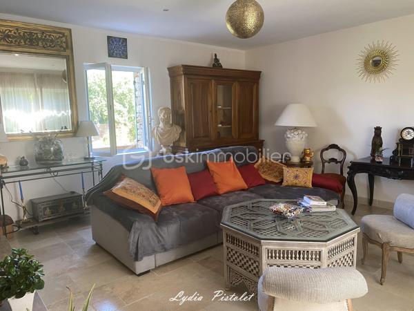 🏡 NOUVEAU - EN EXCLUSIVITÉ
À Apt en Luberon (84400) - Une maison récente au charme authentique de la Provence

Aux portes du Luberon, à proximité immédiate de la piste cyclable et de toutes les commodités (écoles, collège, lycée, commerces, supermarchés, services…), découvrez cette élégante maison mitoyenne construite en 2010, offrant le charme intemporel de la pierre et le confort d'une construction récente.

Dès votre arrivée, vous serez séduit par son architecture inspirée des bastides provençales, ses magnifiques façades en pierre, ses volets en bois et sa cour pavée, qui lui confèrent un cachet rare sur le marché.

Édifiée sur une parcelle aménagée de 560 m², entièrement clôturée avec portail et portillon, cette maison offre un cadre de vie privilégié où vous profiterez pleinement de la campagne en ville, tout en restant à quelques minutes seulement du centre d'Apt.

La maison en R+1 comprend :
- une entrée,
- un séjour lumineux et convivial,
- une cuisine indépendante,
- 3 chambres à l'étage
- une salle de bains avec WC,
 - une salle d'eau avec WC.

À l'extérieur, les espaces ont été soigneusement aménagés pour profiter pleinement des beaux jours dans une ambiance typiquement provençale.

Un abri voiture ainsi qu'une annexe fermée complètent l'ensemble et offrent un espace de rangement particulièrement appréciable.

Les atouts :

✔ Construction de 2010
✔ Aucun travaux à prévoir
✔ Façades en pierre offrant un charme authentique
✔ Ambiance chaleureuse grâce à l'association de la pierre et du bois
✔ Parcelle de 560 m² entièrement clôturée
✔ Cour pavée et extérieurs aménagés avec soin
✔ 3 chambres
✔ Salle de bains + salle d'eau
✔ Abri voiture et annexe fermée
✔ À proximité immédiate de la piste cyclable
✔ Toutes les commodités accessibles en quelques minutes.

Cette maison séduira les amoureux de la Provence recherchant un bien de caractère, sans les contraintes de rénovation, dans un environnement où nature et commodités se rencontrent.

Une visite suffira pour tomber sous son charme.

Anglais : 

🏡 NEW – EXCLUSIVE LISTING
In Apt, Luberon (84400) - A modern home with the authentic charm of Provence

On the doorstep of the Luberon, just moments from the cycle path and all local amenities (schools, secondary schools, supermarkets, shops and everyday services), discover this elegant semi-detached home, built in 2010, combining the timeless charm of traditional stone architecture with the comfort of a modern property.

From the moment you arrive, you will be captivated by its Provençal bastide-inspired architecture, beautiful natural stone façades, wooden shutters and attractive paved courtyard, all of which give this home a rare and distinctive character.

Set on a beautifully landscaped 560 m² fully enclosed plot with a gated entrance and pedestrian gate, this property offers an exceptional lifestyle where you can enjoy the tranquillity of the countryside while being just a few minutes from the centre of Apt.

The accommodation is arranged over two levels and comprises:

- Entrance hall
- Bright and welcoming living room
- Separate fitted kitchen
- Three bedrooms on the first floor
- Family bathroom with WC
- Shower room with WC

Outside, the carefully landscaped gardens and outdoor living spaces provide the perfect setting to enjoy the Provençal lifestyle throughout the warmer months.

A carport and a secure outbuilding complete the property, providing valuable additional storage space.

Key features :

✔ Built in 2010
✔ No renovation work required
✔ Attractive natural stone façades with authentic Provençal character
✔ Warm and inviting atmosphere created by the combination of stone and timber
✔ Fully enclosed 560 m² plot
✔ Beautiful paved courtyard and landscaped gardens
✔ Three bedrooms
✔ Bathroom and separate shower room
✔ Carport and secure outbuilding
✔ Immediate access to the cycle path
✔ All amenities just a few minutes away

This delightful home is ideal for those seeking the authentic charm of Provence without the inconvenience of renovation, in a peaceful setting where nature and everyday convenience come together perfectly.

One viewing is all it takes to fall in love with this beautiful Provençal home.