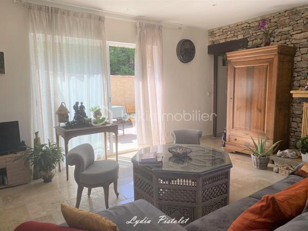🏡 NOUVEAU - EN EXCLUSIVITÉ
À Apt en Luberon (84400) - Une maison récente au charme authentique de la Provence

Aux portes du Luberon, à proximité immédiate de la piste cyclable et de toutes les commodités (écoles, collège, lycée, commerces, supermarchés, services…), découvrez cette élégante maison mitoyenne construite en 2010, offrant le charme intemporel de la pierre et le confort d'une construction récente.

Dès votre arrivée, vous serez séduit par son architecture inspirée des bastides provençales, ses magnifiques façades en pierre, ses volets en bois et sa cour pavée, qui lui confèrent un cachet rare sur le marché.

Édifiée sur une parcelle aménagée de 560 m², entièrement clôturée avec portail et portillon, cette maison offre un cadre de vie privilégié où vous profiterez pleinement de la campagne en ville, tout en restant à quelques minutes seulement du centre d'Apt.

La maison en R+1 comprend :
- une entrée,
- un séjour lumineux et convivial,
- une cuisine indépendante,
- 3 chambres à l'étage
- une salle de bains avec WC,
 - une salle d'eau avec WC.

À l'extérieur, les espaces ont été soigneusement aménagés pour profiter pleinement des beaux jours dans une ambiance typiquement provençale.

Un abri voiture ainsi qu'une annexe fermée complètent l'ensemble et offrent un espace de rangement particulièrement appréciable.

Les atouts :

✔ Construction de 2010
✔ Aucun travaux à prévoir
✔ Façades en pierre offrant un charme authentique
✔ Ambiance chaleureuse grâce à l'association de la pierre et du bois
✔ Parcelle de 560 m² entièrement clôturée
✔ Cour pavée et extérieurs aménagés avec soin
✔ 3 chambres
✔ Salle de bains + salle d'eau
✔ Abri voiture et annexe fermée
✔ À proximité immédiate de la piste cyclable
✔ Toutes les commodités accessibles en quelques minutes.

Cette maison séduira les amoureux de la Provence recherchant un bien de caractère, sans les contraintes de rénovation, dans un environnement où nature et commodités se rencontrent.

Une visite suffira pour tomber sous son charme.

Anglais : 

🏡 NEW – EXCLUSIVE LISTING
In Apt, Luberon (84400) - A modern home with the authentic charm of Provence

On the doorstep of the Luberon, just moments from the cycle path and all local amenities (schools, secondary schools, supermarkets, shops and everyday services), discover this elegant semi-detached home, built in 2010, combining the timeless charm of traditional stone architecture with the comfort of a modern property.

From the moment you arrive, you will be captivated by its Provençal bastide-inspired architecture, beautiful natural stone façades, wooden shutters and attractive paved courtyard, all of which give this home a rare and distinctive character.

Set on a beautifully landscaped 560 m² fully enclosed plot with a gated entrance and pedestrian gate, this property offers an exceptional lifestyle where you can enjoy the tranquillity of the countryside while being just a few minutes from the centre of Apt.

The accommodation is arranged over two levels and comprises:

- Entrance hall
- Bright and welcoming living room
- Separate fitted kitchen
- Three bedrooms on the first floor
- Family bathroom with WC
- Shower room with WC

Outside, the carefully landscaped gardens and outdoor living spaces provide the perfect setting to enjoy the Provençal lifestyle throughout the warmer months.

A carport and a secure outbuilding complete the property, providing valuable additional storage space.

Key features :

✔ Built in 2010
✔ No renovation work required
✔ Attractive natural stone façades with authentic Provençal character
✔ Warm and inviting atmosphere created by the combination of stone and timber
✔ Fully enclosed 560 m² plot
✔ Beautiful paved courtyard and landscaped gardens
✔ Three bedrooms
✔ Bathroom and separate shower room
✔ Carport and secure outbuilding
✔ Immediate access to the cycle path
✔ All amenities just a few minutes away

This delightful home is ideal for those seeking the authentic charm of Provence without the inconvenience of renovation, in a peaceful setting where nature and everyday convenience come together perfectly.

One viewing is all it takes to fall in love with this beautiful Provençal home.